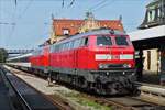 . Dieselloks 218 433-1 und  218 404-2 haben mit ihrem Zug aus Stuttgart kommend den Bahnhof  Lindau erreicht.  08.09.2017  (Jeanny)