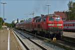 . Diesellok 218 438-0 schiebt ihren Zug aus dem Bahnhof Lindau, der Zug wird über Friedrichshafen nach Stuttgart fahren  08.09.2017.  (Hans)