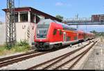 DABpbzfa mit Schublok 218 427-3 der DB ZugBus Regionalverkehr Alb-Bodensee GmbH (RAB) (DB Regio Baden-Württemberg) fährt in Lindau Hbf am Stellwerk  Lf  auf dem Weg zur Abstellung vorbei.
[11.7.2018 | 13:08 Uhr]