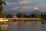 EC 197 auf dem Bahndamm Lindau mit dem (vl) Firstkamm, der Mörzelspitze, dem Staufen und dem Hohen Freschen im Hintergrund.