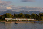 EC 197 auf dem Bahndamm Lindau mit (vl) dem Staufen, dem Hohen Freschen, dem Schwarzenberg und der HohenKugel im Hintergrund.