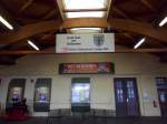 Nette Begrung fr die Fahrgste im Lindauer Bahnhof am 09.03.2013.