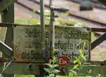 27.7.2014 Lindau Hbf. Altes Schild am Schaltwerk für die Fahrleitung:  Betätigen der Schalter durch Unbefugte wird als Bahnfrevel (!) bestraft! 