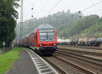 DB: Besonders aufgefallen entlang der DB-Strecke Königswinter - Linz am 24. September 2017.
RB Köln - Koblenz mit älterem Steuerwagen anlässlich der Einfahrt in den Bahnhof Linz. Schublok war eine BR 143.
Foto: Walter Ruetsch