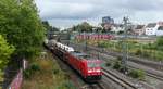 185 240 zieht einen Güterzug gen Norden durch Ludwigsburg. Aufgenommen am 25.8.2018 16:17