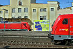 Hier b(e)wegt sich was:
Zwei Generationen der TRAXX-Familie von Bombardier inkl. Werbeplakat im Bahnhof Ludwigsburg auf einen Blick...
Während 147 009-5 von DB Regio Baden-Württemberg als RB 19177 von Heilbronn Hbf nach Stuttgart Hbf auf Gleis 4 steht, kommt ihr auf Gleis 5 ein KLV-Zug mit 185 234-2 DB Richtung Bietigheim-Bissingen entgegen.
Spontan aufgenommen von Bahnsteig 2/3.
[26.7.2019 | 9:33 Uhr]