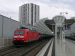 Mit einem leeren Autotransport Zug am Haken durchfhrt 185 031 den Haltepunkt Ludwigshafen Mitte am 25.08.05