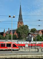 In Lübeck Hbf bekommt man bereits vom Bahnsteig aus interessante Sehenswürdigkeiten, wie z.B. die Kirche St. Lorenz, zu sehen.
Im linken Bildbereich ist noch der Kopf von 648 953-7 (Alstom Coradia LINT 41) von DB Regio Schleswig-Holstein (DB Regio Nord) als RB 21660 (RB84) nach Kiel Hbf im Startbahnhof auf Gleis 6 erkennbar.
[5.8.2019 | 10:25 Uhr]