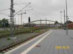 Lbeck Hbf am 26.08.08. Zusehen ist die neue Oberleitung, die neuen Bahnsteige, runderneuerte Gleise und die sich noch im Bau befindliche Meierbrcke. In fnf Wochen starten hier die ersten Testfahrten mit E-Loks.