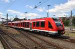 623 524-5 und 623 030-3 fahren am 17.6.2017 als RE4 (RE13089) nach Bad Kleinen aus dem Lübecker Hauptbahnhof aus.