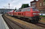 218 333-3 schiebt am 25.6.2017 den RE85 (RE21449)  Strand-Express  von Puttgarden nach Hamburg Hauptbahnhof in den Lübecker Hauptbahnhof.