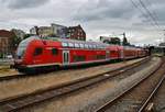 RE83 (RE21627) von Kiel Hauptbahnhof fährt am Nachmittag des 25.6.2017 in den Lübecker Hauptbahnhof ein.