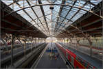 Lichte Halle -    Blick in die Bahnsteighalle des Lübecker Hauptbahnhofes.