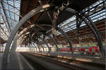 Gleise unter Stahlbögen -    Einen modernen Akzent in der historischen Bahnhofshalle des Lübecker Hauptbahnhofes setzen die Bögen über den Gleisen 2 bis 4.