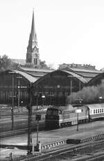 DR 132 269 beschleunigt qualmend ihren Interzonenzug in Richtung Herrnburg.