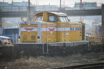 D-BLP 211 015-3 (Wiebe Lok 8) stand am 12.02.25 mit einigen leeren Flachwagen (Res 682) am Lübecker Hbf (AL).