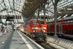 Richtig gut fotografierbar war die Halle des Lbecker Hauptbahnhofs noch nie:  Whrend frher der Hauptbahnhof einem dunklem Zimmer glich, ist er heute zwar wesentlich  heller , die Schatten der