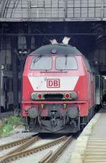 Lbeck Hbf 1989. Die 218 432 hat gerade einen Wendezug aus Travemnde angebracht.
1996 wurde sie in 210 432 umgebaut. Anfang 1999 erfolgte allerdings der Rckbau in 218 432 anschlieend Umlackierung. 