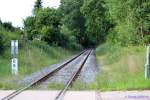 Aufgenommen am 25.8.2015: Hafenbahn am Bahnübergang Heiweg in Lübeck-Brandenbaum in Richtung Lübecker Hafen.Die Strecke wurde offenbar erneuert, denn ich habe sie im schlechteren