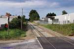 Aufgenommen am 25.8.2015: Hafenbahn in Richtung Lübeck-Schluthup am Bahnübergang Heiweg in Lübeck-Brandenbaum. Die Strecke kommt vom Lübecker Güterbahnhof. Auch am Heiweg in Brandenbaum zweigt eine Hafenbahn in Richtung Lübecker Hafen ab.