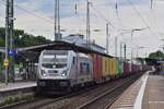 187 513 rauscht mit einem Containerzug durch Lüneburg in Richtung Uelzen.