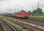 DB 155 083-9 mit Schotter beladenen Flachwagen Richtung Magdeburg Neustadt, am 30.07.2014 in Magdeburg Hbf.