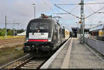 Die verkabelte 182 519-9 (Siemens ES64U2-019) an der Spitze eines Mess- bzw. Testzuges mit dem neuen Régiolis-Triebzug 85503 (Alstom Coradia Polyvalent) in Magdeburg Hbf auf Gleis 8.

🧰 Mitsui Rail Capital Europe GmbH (MRCE), vermietet an die DB Systemtechnik GmbH
🕓 26.8.2021 | 8:58 Uhr