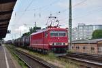 250 247-4 kommt mit Kesselwagen durch Magdeburg Neustadt in Richtung Magdeburg Rothensee gefahren.