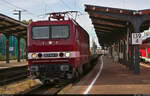 Unerwartet auf Gleis 3 kommt 143 145-1 (243 145-0) mit leeren Containertragwagen im Gepäck durch den Bahnhof Magdeburg-Neustadt Richtung Magdeburg Herrenkrug gefahren.