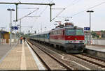 Die  Helene  endlich mal bei Tageslicht erwischt. 1142 654-1 holte viele junge Feierwütige von Bahnsteig 6 in Magdeburg Hbf ab, die ihre Rückfahrt nach Süddeutschland antraten. Der Anlass blieb unbekannt. Hatte womöglich dem Himmelfahrts-Wochenende zu tun.

🧰 Schienenverkehrsgesellschaft mbH (SVG)
🚝 SDZ 77117 Magdeburg Hbf–Karlsruhe Hbf
🕓 21.5.2023 | 10:30 Uhr