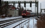 101 063-6 beim Beschleunigen nach der Ausfahrt aus Magdeburg Hbf in Richtung Leipzig.