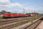 232 675-9 fhrt mit zwei weiteren Loks und einem Gterzug am Haken durch Magdeburg Hbf in Richtung Magdeburg-Buckau.