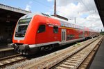 RE30 (RE17623) von Magdeburg Hauptbahnhof nach Naumburg(Saale) Hauptbahnhof wartet mit Schublok 146 012 am 1.8.2016 auf Abfahrt.