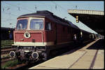 132129 hat hier am 26.8.1990 im HBF Magdeburg den Personenzug nach Marienborn am Haken.