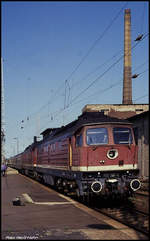 Doppelbespannung in Form der 132205 und 132395 hatte am 26.8.1990 der D 444 nach Köln, als er um 14.25 Uhr im HBF Magdeburg hielt.