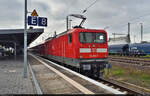 Renntrabi auf dem RE1:  112 155-7 steht noch mit Schlusslichtern im Startbahnhof Magdeburg Hbf auf Gleis 8.