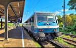 Bnrbdzf 480.1 (50 80 80-34 101-1 D-GfF) steht mit zwei weiteren n-Wagen und Zugpferd 218 499-2 auf Gleis 4 des Bahnhofs Magdeburg-Buckau.