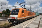 189 821-2 durchfährt am 1.8.2016 mit einem Containerzug den Magdeburger Hauptbahnhof in Richtung Westen.