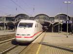 401 015  Regensburg  fhrt als ICE 1026 Regensburg Hbf - Kiel Hbf aus Mainz Hbf aus.