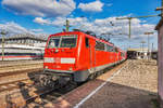 111 194-7 wartet mit dem RE 4576, in Mannheim Hbf, auf die Abfahrt nach Frankfurt (Main) Hbf.