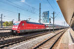 101 141-0 hält mit dem EC 9 (Hamburg-Altona - Dortmund Hbf - Basel SBB - Zürich HB) in Mannheim Hbf.
Aufgenommen am 20.4.2017.