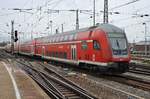 RE60 (RE4656) nach Frankfurt(Main) Hauptbahnhof fährt am 27.12.2017 aus dem Mannheimer Hauptbahnhof aus.