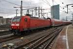 146 007-0 verlässt am 27.12.2017 mit dem RE60 (RE4658) nach Frankfurt(Main) Hauptbahnhof den Mannheimer Hauptbahnhof.