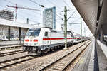 146 573-1 hält bei einer Überstellfahrt, einer IC2-Garnitur, nach Cottbus in Mannheim Hbf.
Aufgenommen am 29.4.2019.