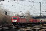 186 332 fhrt mit einem gemischten Gterzug ber den Mannheimer Hbf in den Rangierbahnhof.