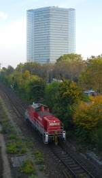 294 631-7 fhrt am Victoria-Hochhaus in Mannheim vorbei, auf dem Weg in den Mannheimer Handelshafen.