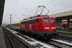 Die ber 55 Jahre alte und gut gepflegte 110 169-0 der DB Systemtechnik fhrt mit einem 5-teiligen Messzug durch den Mannheimer Hbf. (25.01.2013)