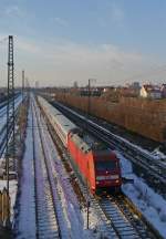 101 086-7 ist mit dem IC 2055 durch Mannheim unterwegs.