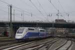 TGV Duplex 4710 in Mannheim. Auch der Gegenverkehr darf schon fahren, alle Schutzsignale sind freigeschaltet. Hinter der Brcke ist das Mannheimer Schloss zu sehen. (03.01.2013)