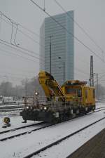 703 102-4 ist fr Oberleitungsarbeiten nach Mannheim gekommen und ist gleich am  Problemmast  angekommen.